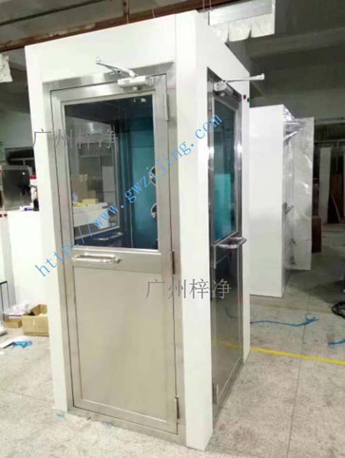 轉(zhuǎn)角風(fēng)淋室安裝現(xiàn)場要求，安裝現(xiàn)場場地保留拐彎場地，而普通風(fēng)淋室安裝現(xiàn)場場地保留是直通型。