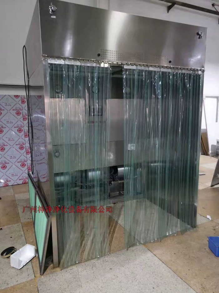 潔凈層流采樣車具體要求；從室內(nèi)空氣經(jīng)過初效過濾器，從高效空氣過濾器出風(fēng)，配無隔板高效過濾器過濾效率為：99.99@0.3μm和G4級(jí)初效過濾器，確保凈化級(jí)別，靜態(tài)100級(jí)美聯(lián)邦209E標(biāo)準(zhǔn)；