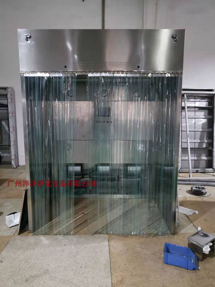 潔凈層流采樣車具體要求；從室內(nèi)空氣經(jīng)過初效過濾器，從高效空氣過濾器出風(fēng)，配無隔板高效過濾器過濾效率為：99.99@0.3μm和G4級(jí)初效過濾器，確保凈化級(jí)別，靜態(tài)100級(jí)美聯(lián)邦209E標(biāo)準(zhǔn)；